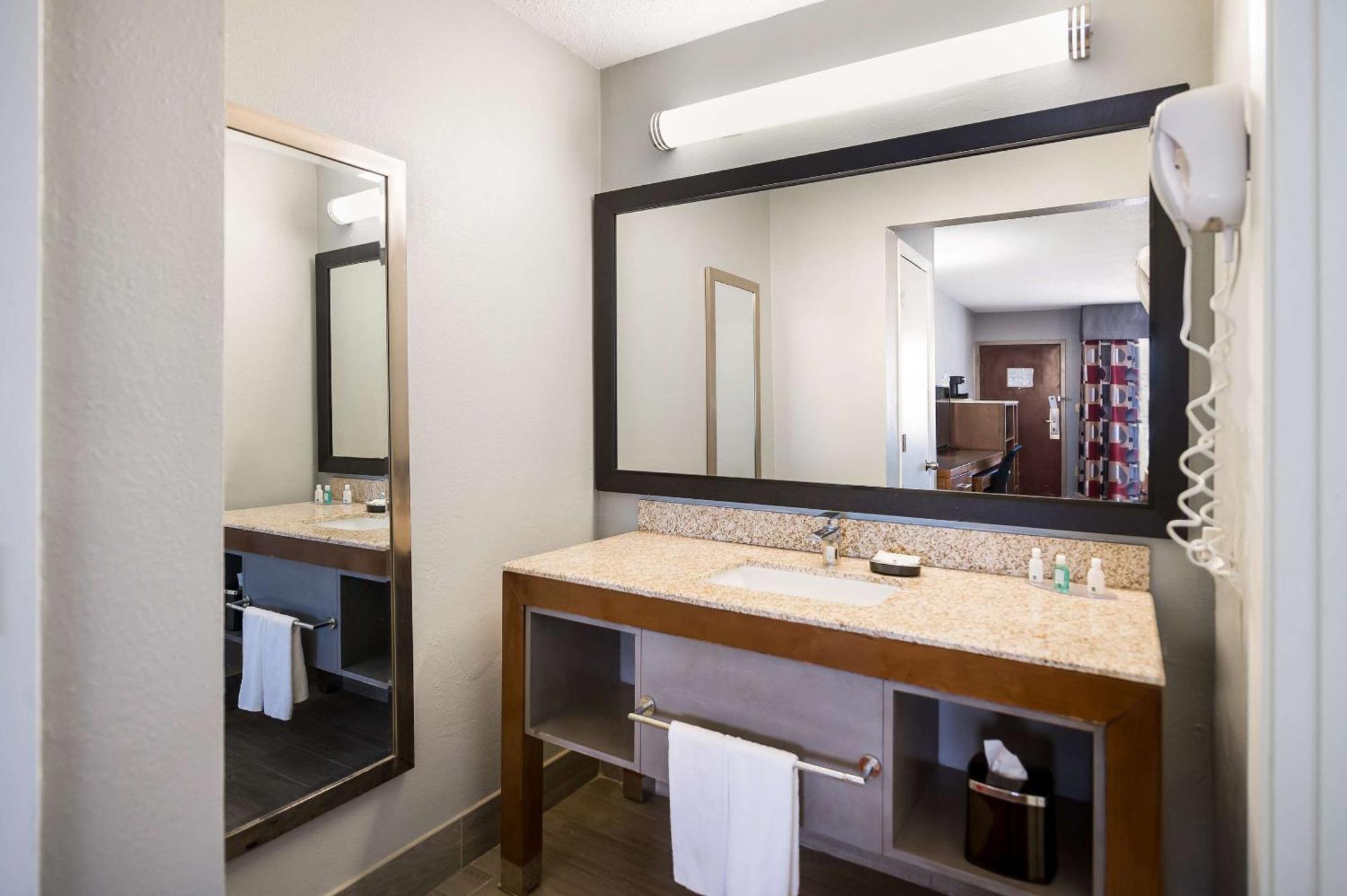 Quality Inn Near Parc Накітош Екстер'єр фото